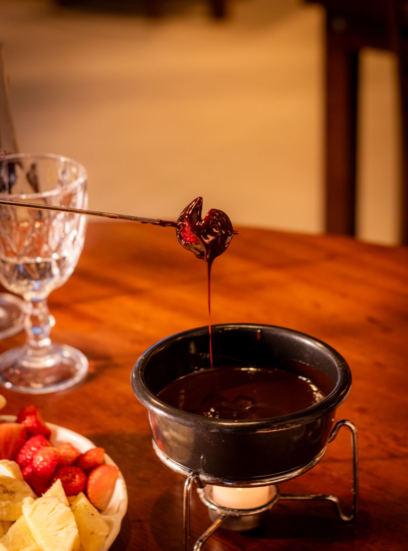 Fondue de chocolate com morango, fondue em Penedo