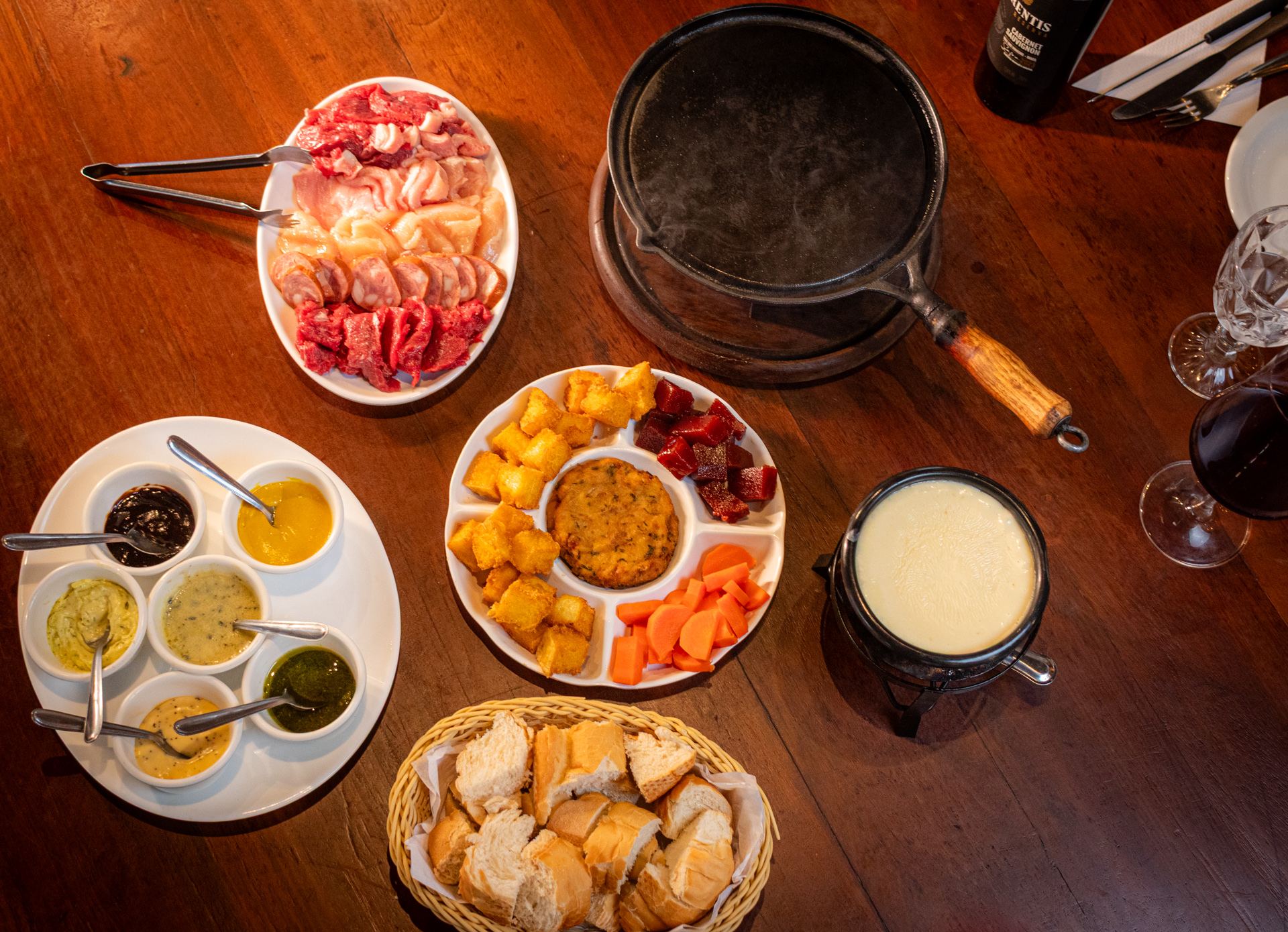 Rodízio de fondue em Penedo: carnes, queijo e acompanhamentos no Braseiro Gaúcho