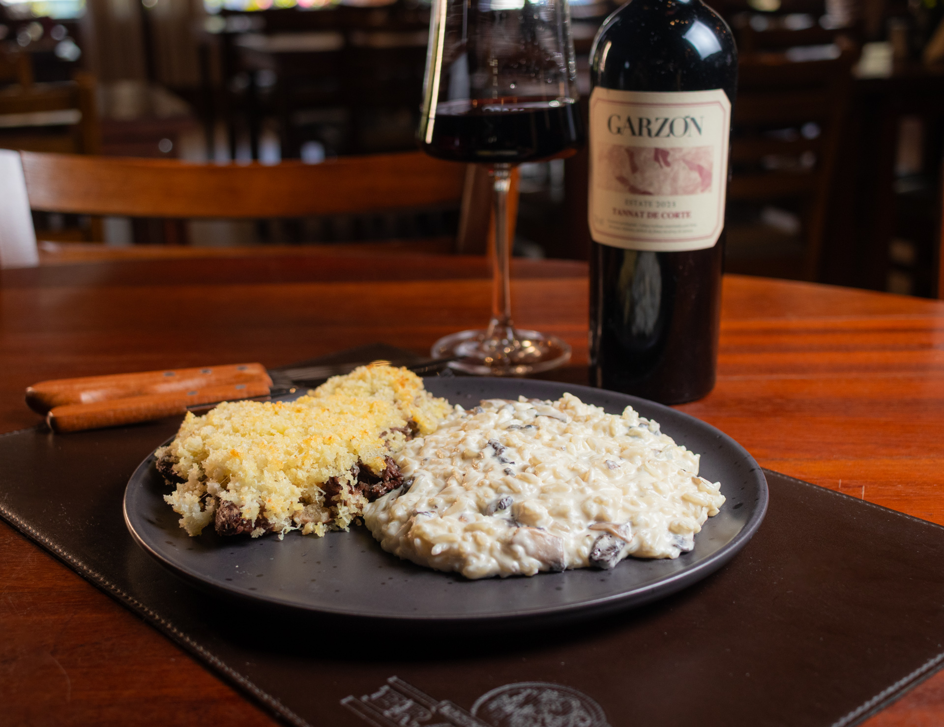 Corte na brasa servido no Braseiro Gaúcho, restaurante em Penedo